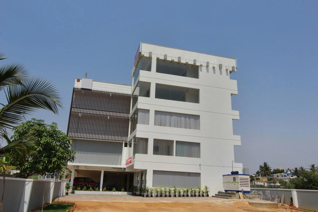 OYO 4429 Vee Suites