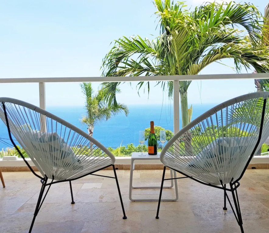 LA BOHEME, résidence de 5 appartements avec piscine, vue océan, Petite Ile