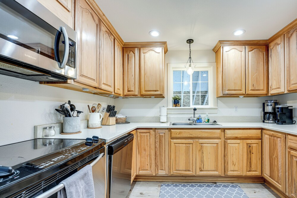 Walk to Dtwn Camas: Pet-friendly Retreat w/ Yard!
