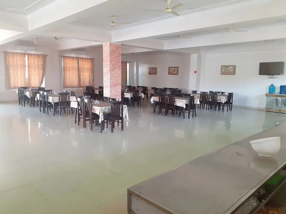 Fabhotel Shiv Palace