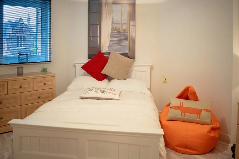 Homely 2 Bedroom Flat in Bonnington