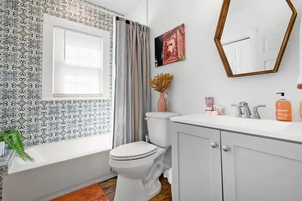 Newly Renovated Whimsical Cottage 2 Beds Hot Tub
