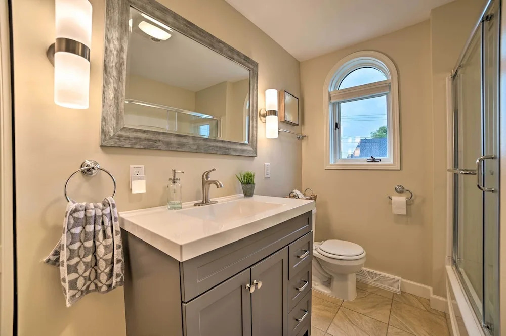 Chic Manistee Cottage: Steps to Lake Michigan!
