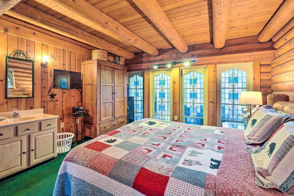 Gatlinburg Log Cabin w/ Hot Tub & Mountain Views