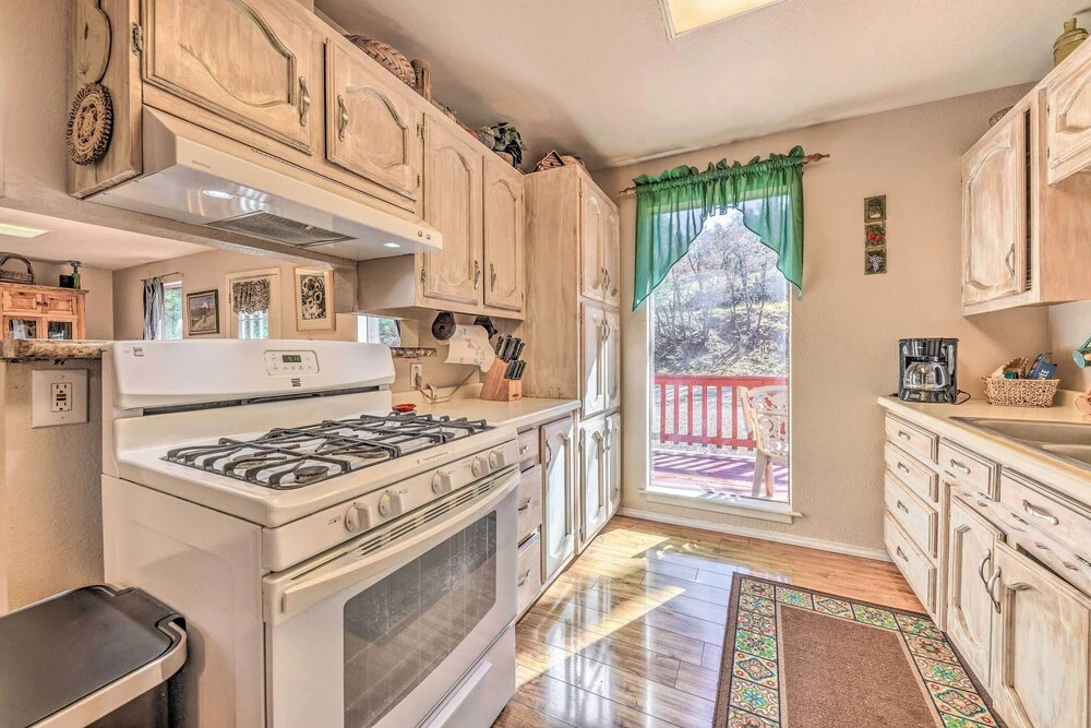 Dog-friendly Alto Escape w/ Hot Tub + Foosball!