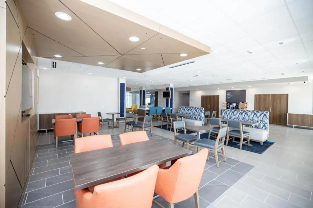 Holiday Inn Express & Suites Tampa Stadium - Airport Area by IHG