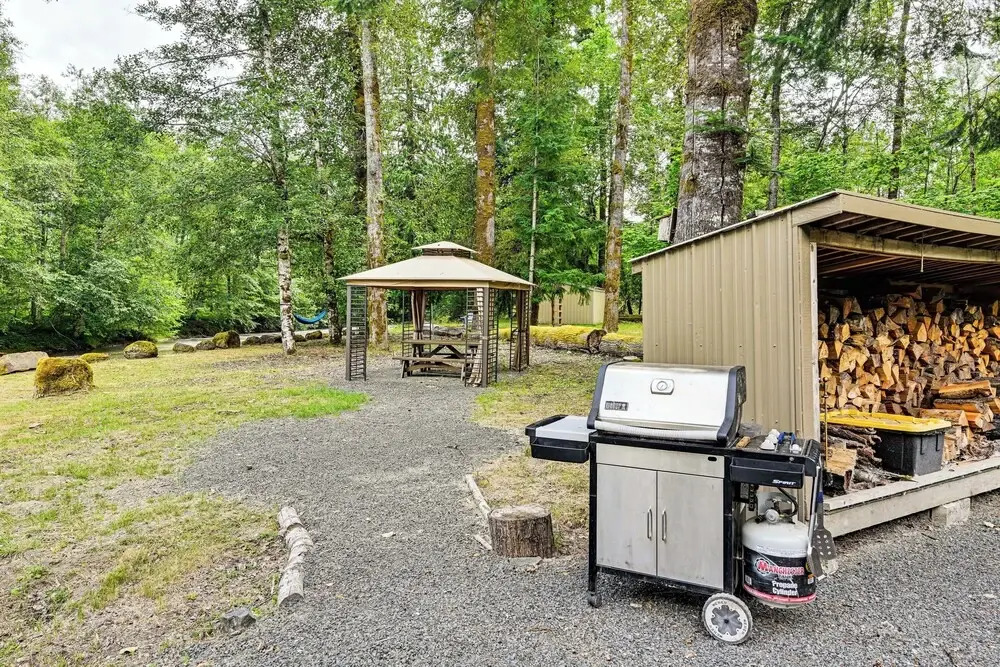 Gateway to Mt Rainier: Riverfront Haven w/ Hot Tub