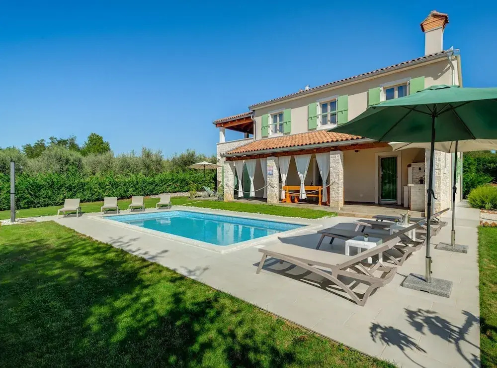 Villa in Srebrni i with Pool near Marea Beach