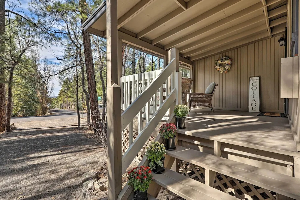Renovated Cottage w/ Fire Pit in Munds Park!