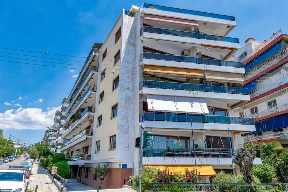 Spacious 3 bedroom apartment in Alimos