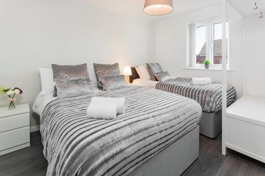 Spacious Contractor House for Large Groups - Private Parking by Liverpool Short Stay