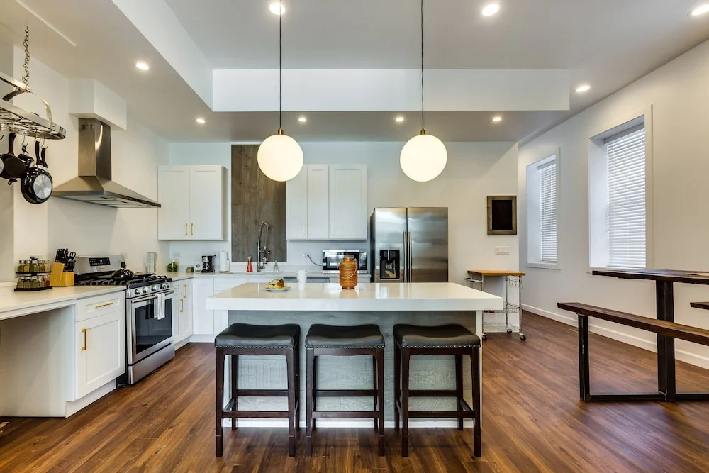 Chicago River West 4 Bedroom / 3 Bathroom by AllSet Turnover