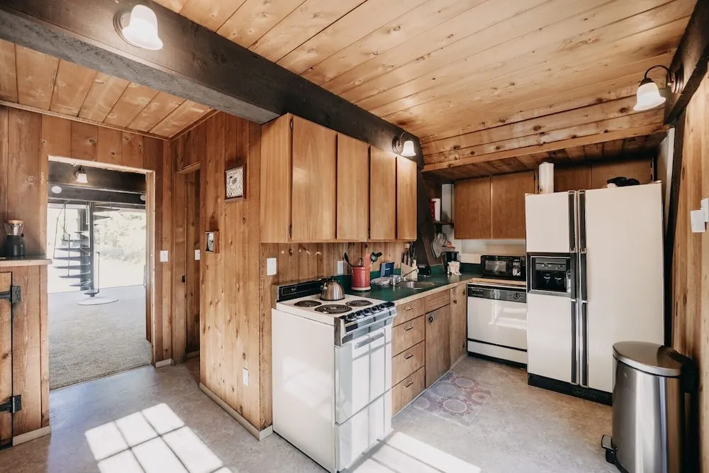 05mbh - Economical - Wifi - Pets Ok - F/p - D/w - Sleeps 2 1 Bedroom Apts by RedAwning