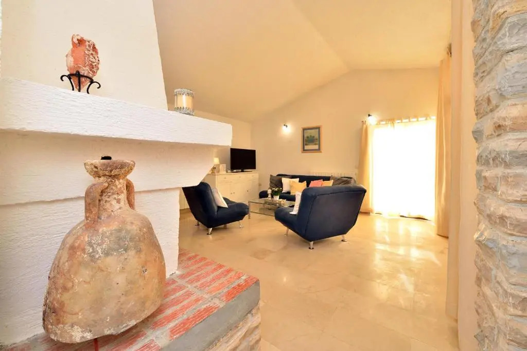 Beachfront Skoblar Holiday Home with Seaview