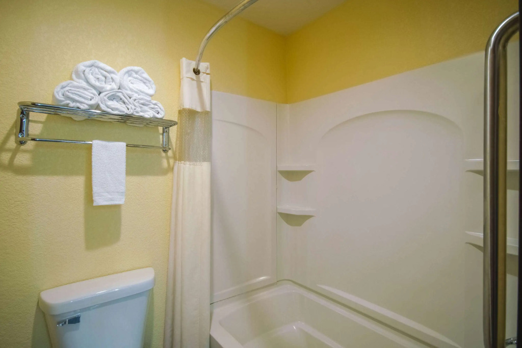 Days Inn by Wyndham Evansdale Waterloo