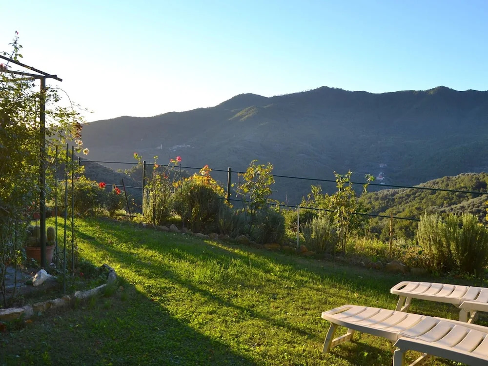 Small House in the Hills for Beautiful Walks Near the Sea