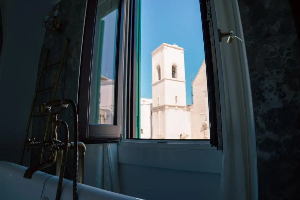 The Duchess's View - NEW! Luxurious Flat in Historical Centre 115 sq m, 3min walk to Cala Porto beach and Private Parking