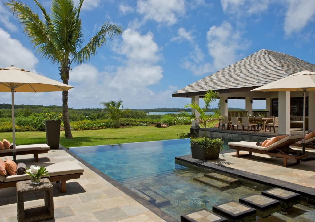 The Bay Club at Anahita