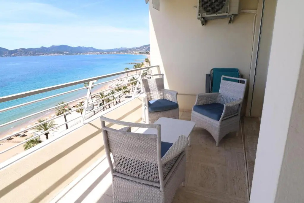 Amazing Sea View 2 Bedroom Front of the Beach 303