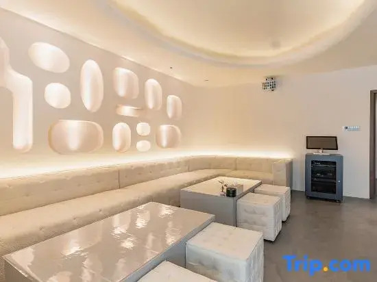 Wind & Water Nautical Club | Poolside Holiday Villa (Golden Coast Luojia Temple Branch)