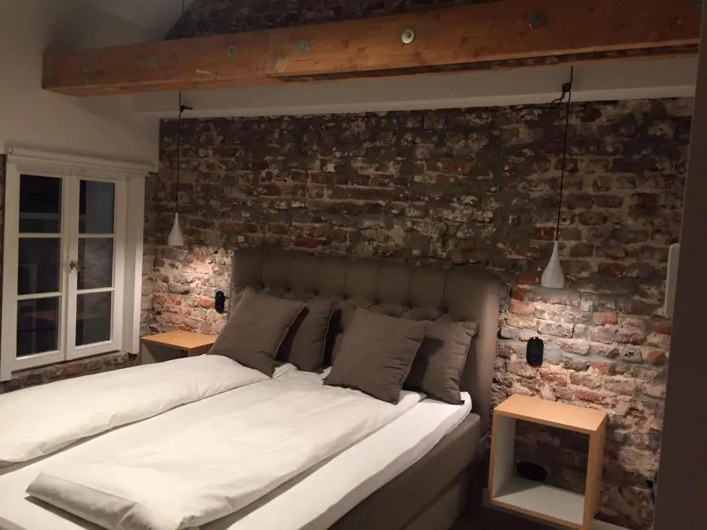 Square Rooms 20