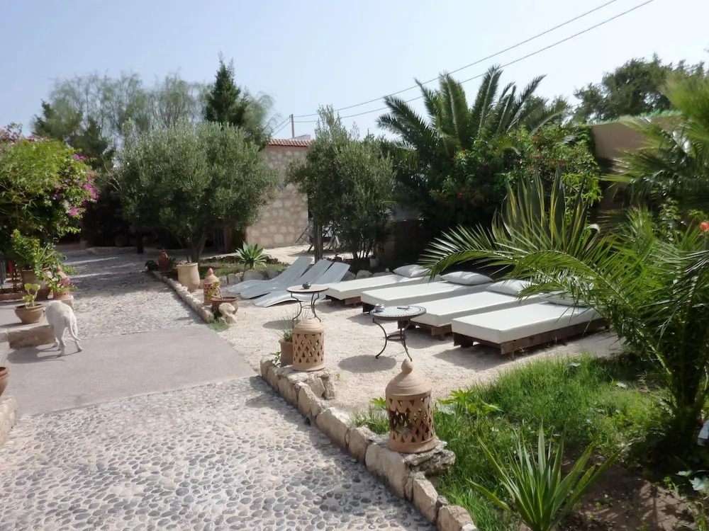 Double Bedroom and Spacious Garden With Swimming Pool