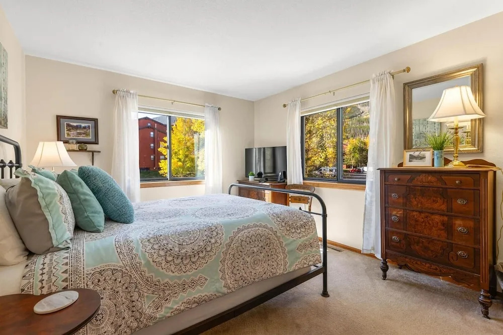Mountainside 523 3 Bedroom Home by RedAwning