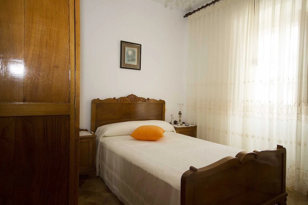 House - 5 Bedrooms with Sea views - 107775