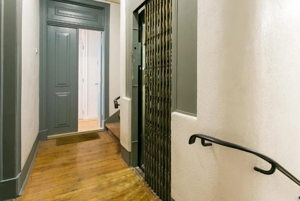 Lisbon luxury retreat! 2 suites, balcony & views!!