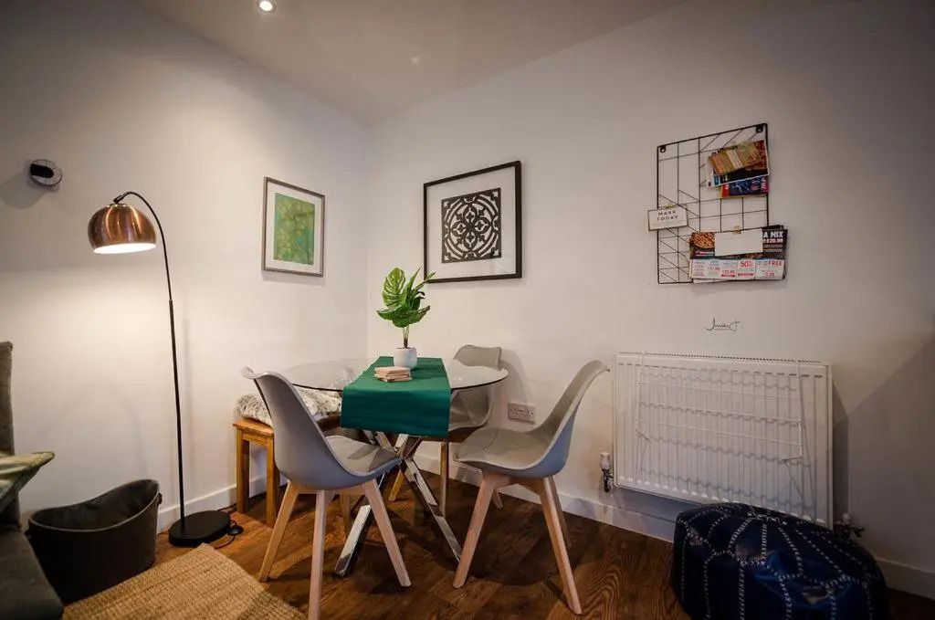 Air Host and Stay - Apartment 5 Broadhurst Court sleeps 6 minutes from town centre