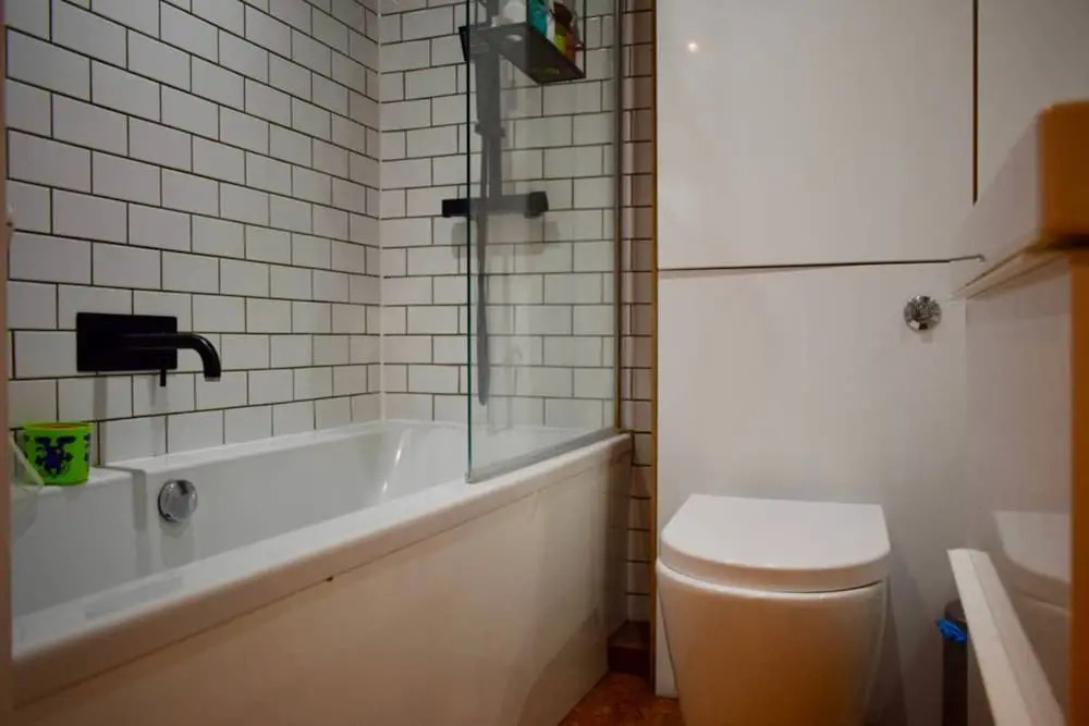 Cosy Flat in Great Location by Station