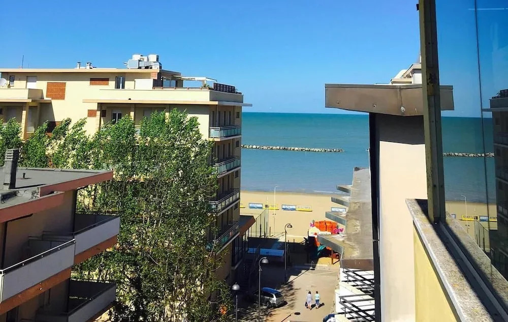 Lively Hotel