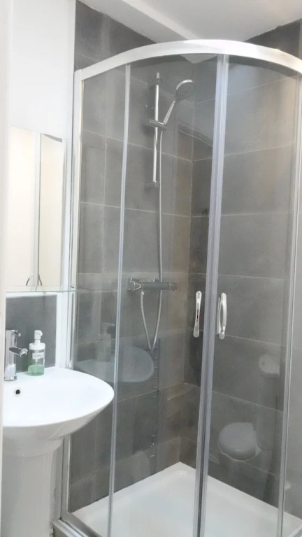 Private Bathroom Rooms- Near Heathrow - Near Shops