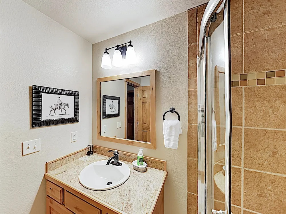 Choice Mountain-view New-build W/ Private Garage 3 Bedroom Home