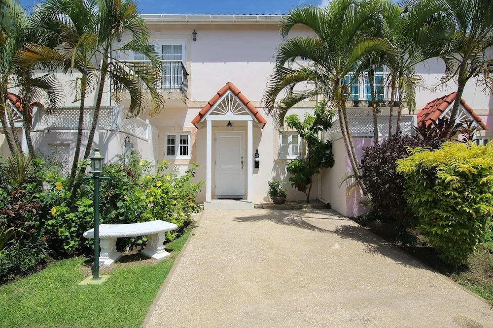 Relax Poolside At This Stylish Townhouse - Porters Gate 24 by BSL Rentals