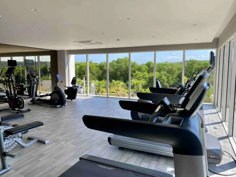 Spacious Apartment in a Modern Condominium w Lovely View