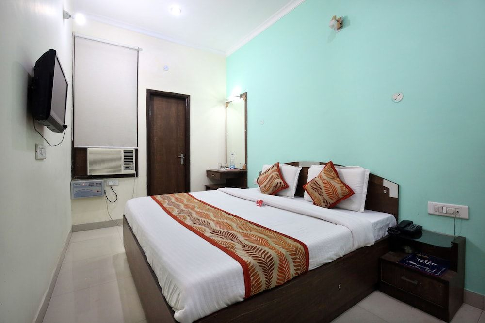 Hotel Holiday Comfort - 800 mts from Jallianwala Bagh