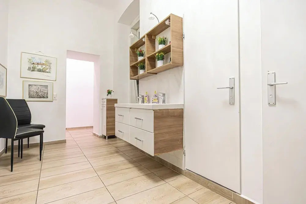Spacious 5BR Apt Close to Augarten