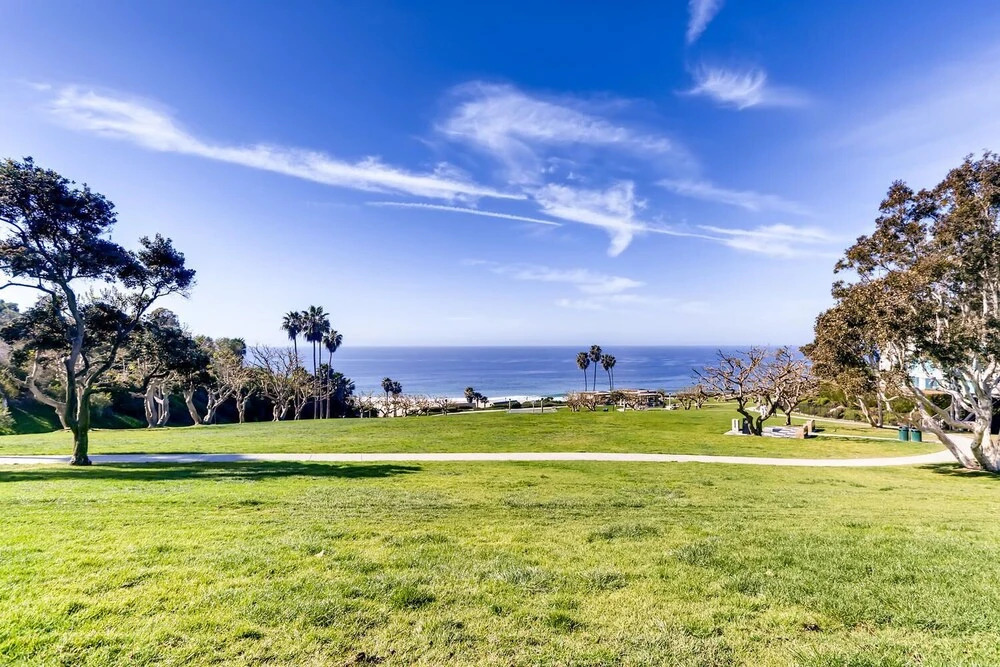 Escape At The Beach - Near Ritz Carlton - Private Entrance - 2BR - Fast WIFI - Free Parking! (MB2)