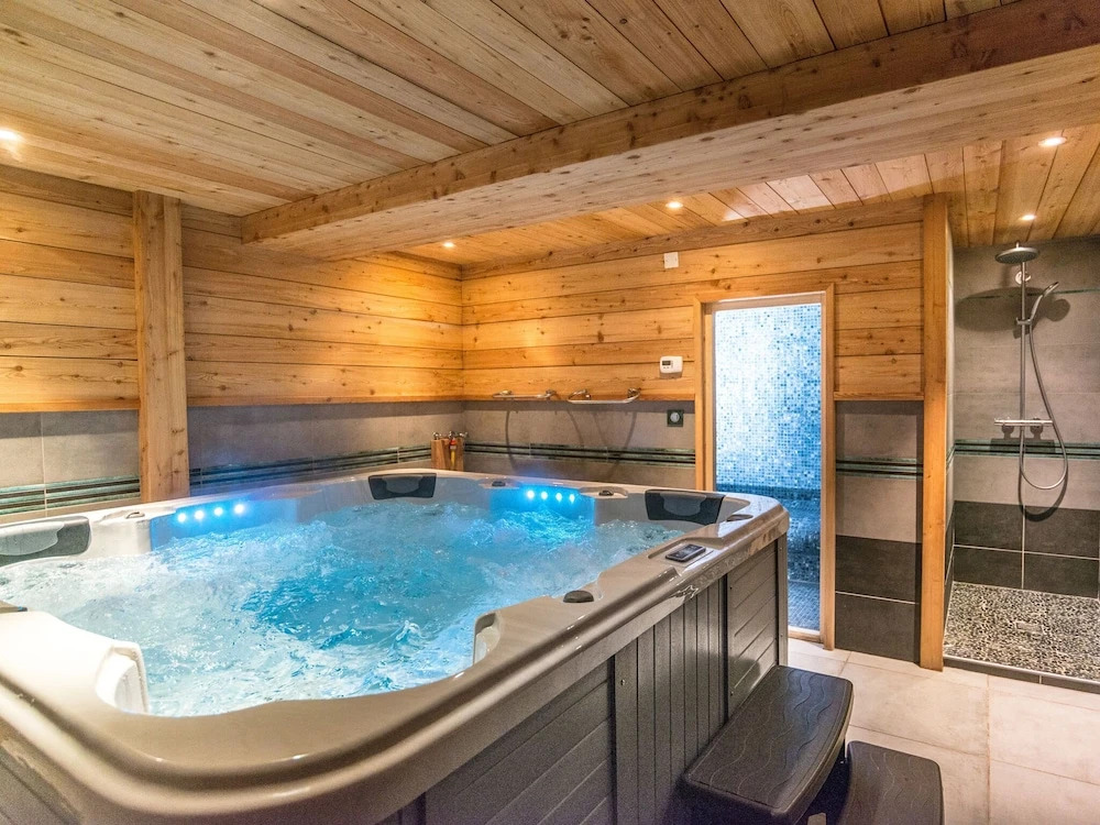 Luxurious Chalet in Vaujany French Alps with Balcony