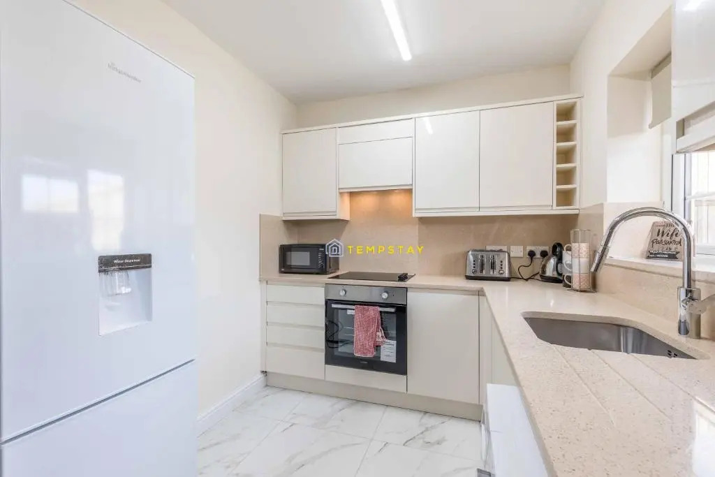 2 BED Modern apartment. Close to station & PARKING