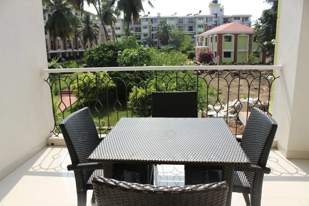 OYO 9364 Home Modern 2 BHK Pool View Candolim