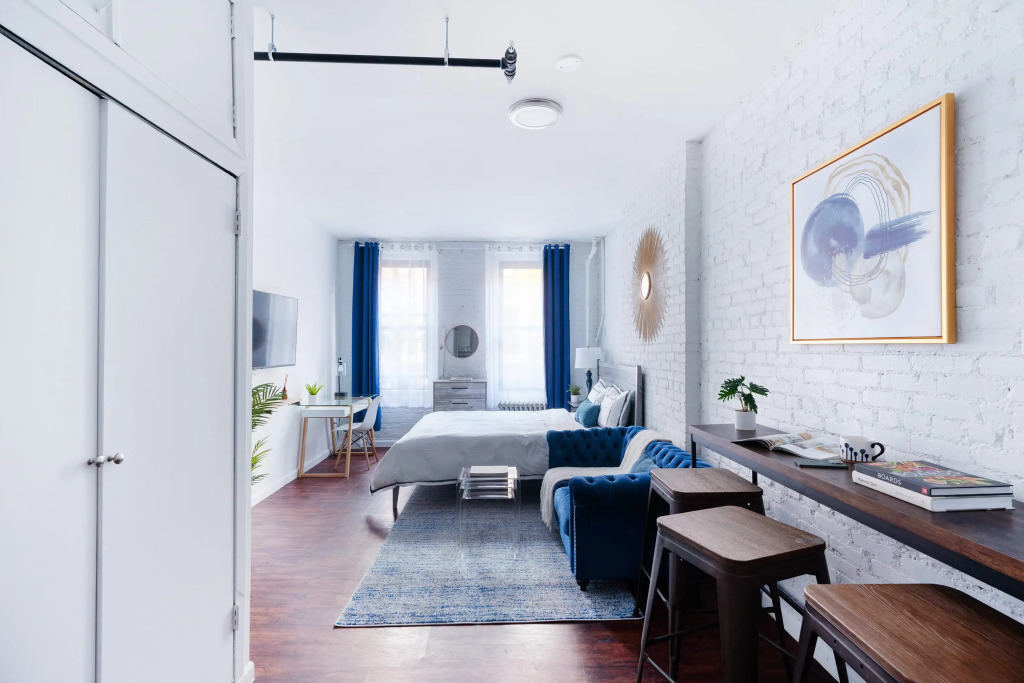 83-2fe UES Central Park Newly Furnished Studio