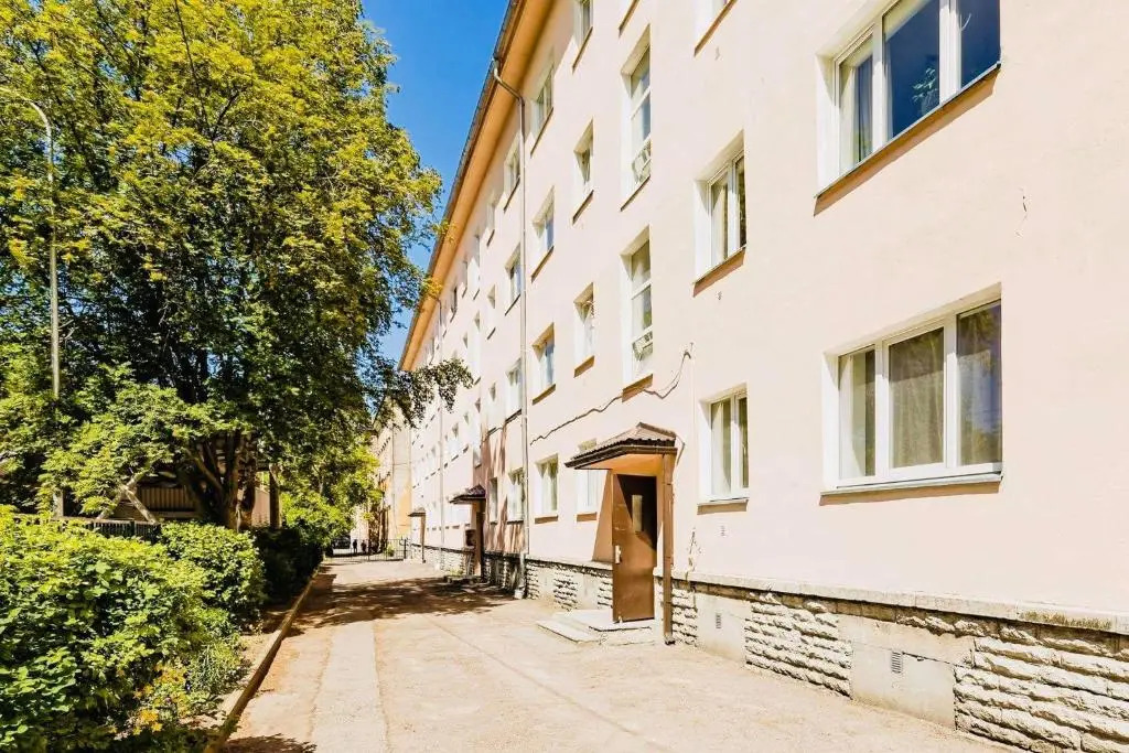 Sunny apartment, 7 min with tram to the Old Town