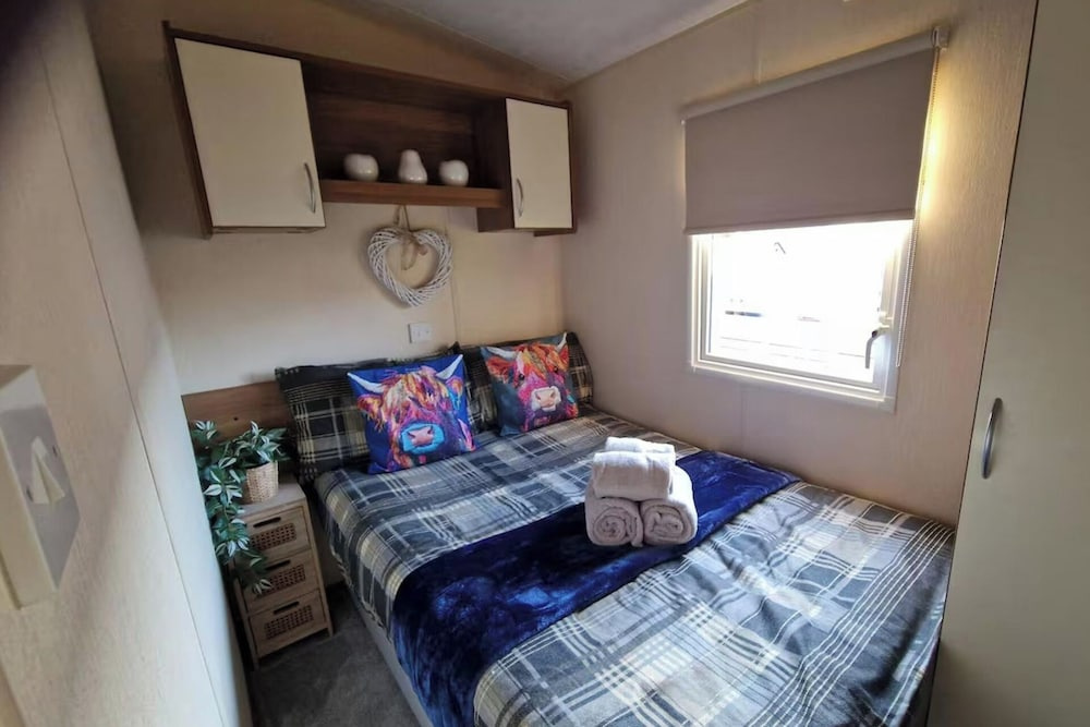 Cabin- Sleeps 8- Hot Tub, Free Parking, Wifi, Pets