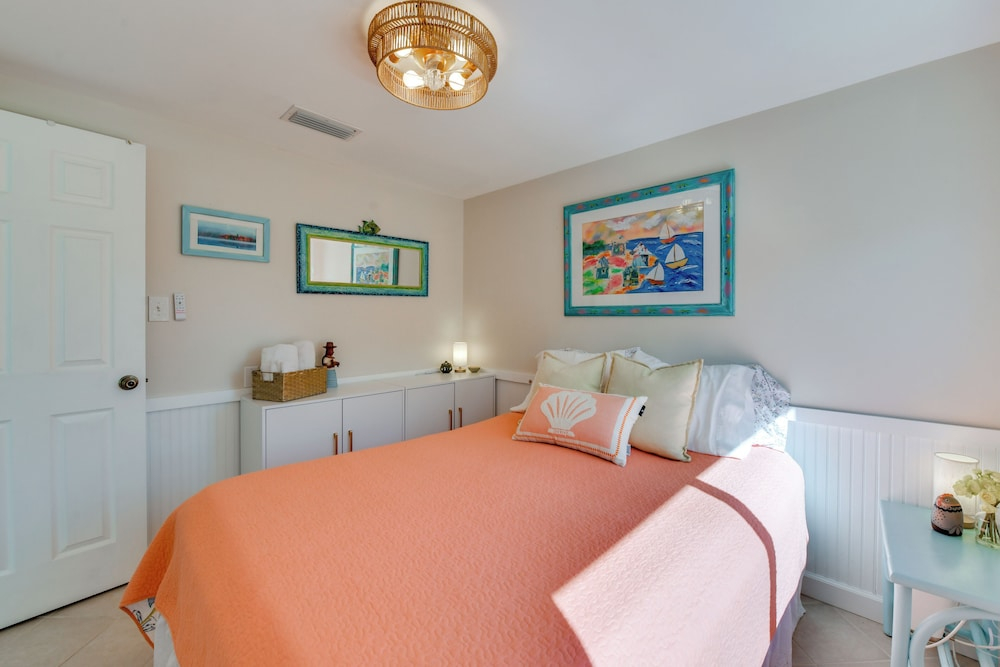 Steps to Dtwn & Bay! Snowbird Escape in Englewood