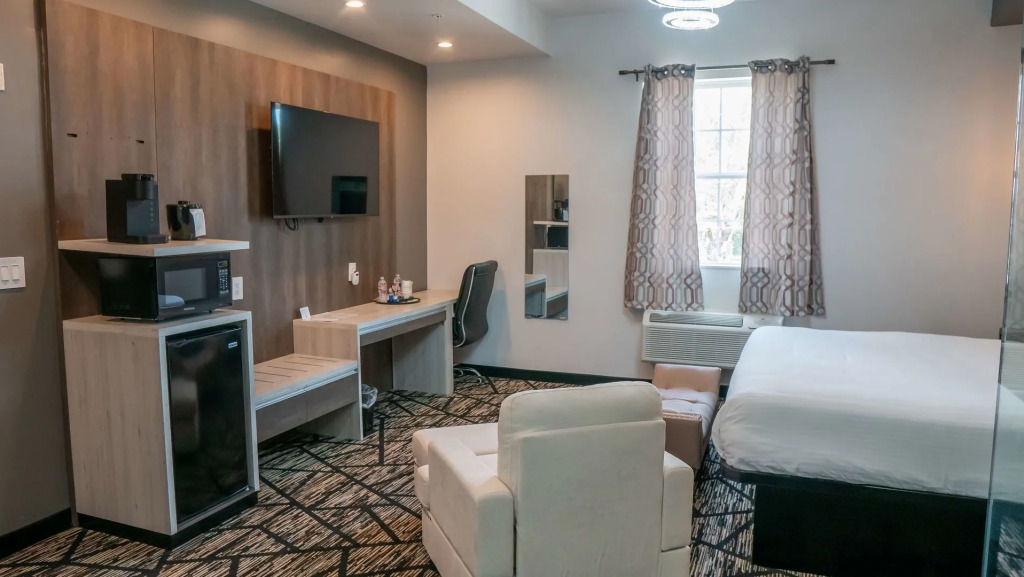 Comfeeni Inn and Suites
