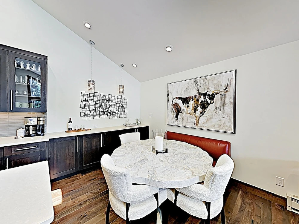 New Listing! Modern Mountain Ski W/ Balcony 3 Bedroom Condo