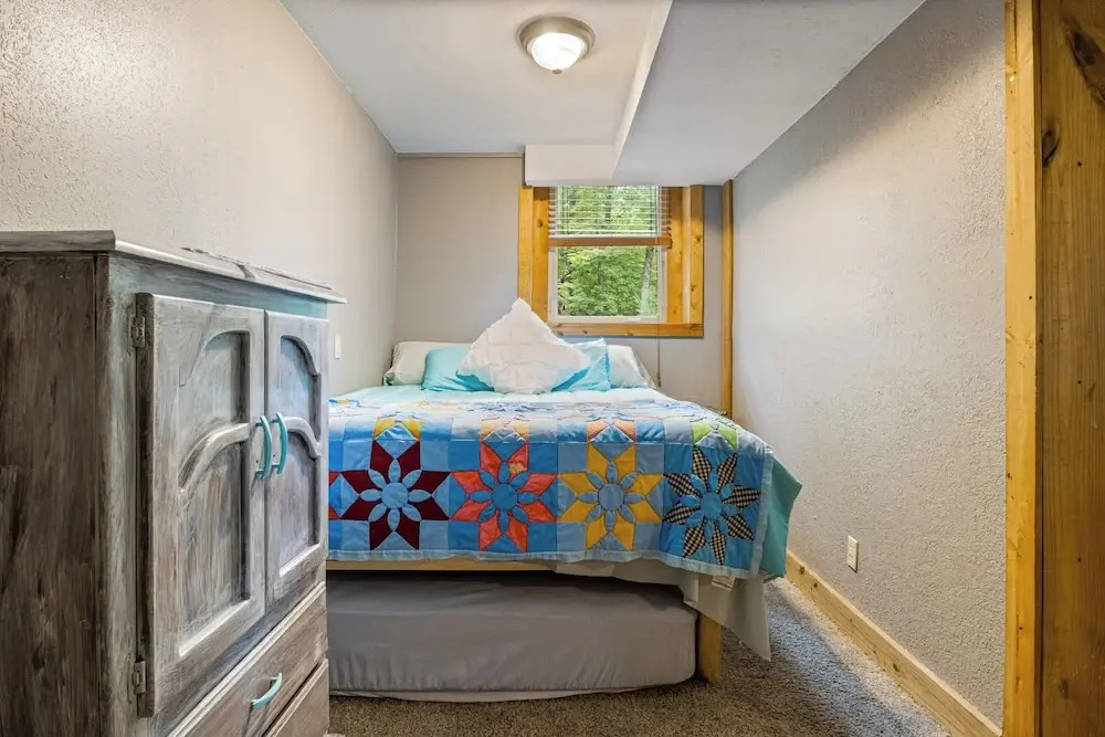 1 BR Lakefront Hideaway w/ Fenced Yard