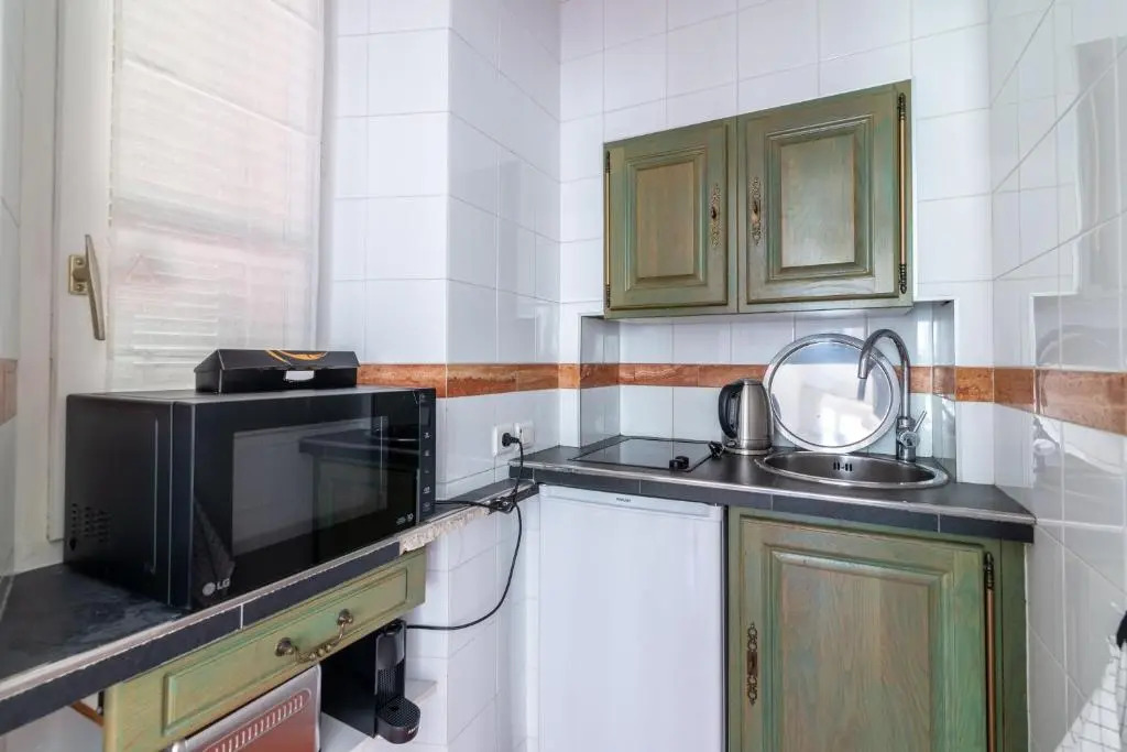 La Guitare 23 - Large Modern Studio with Balcony in Center of Cannes, Just Behind Grand Hotel